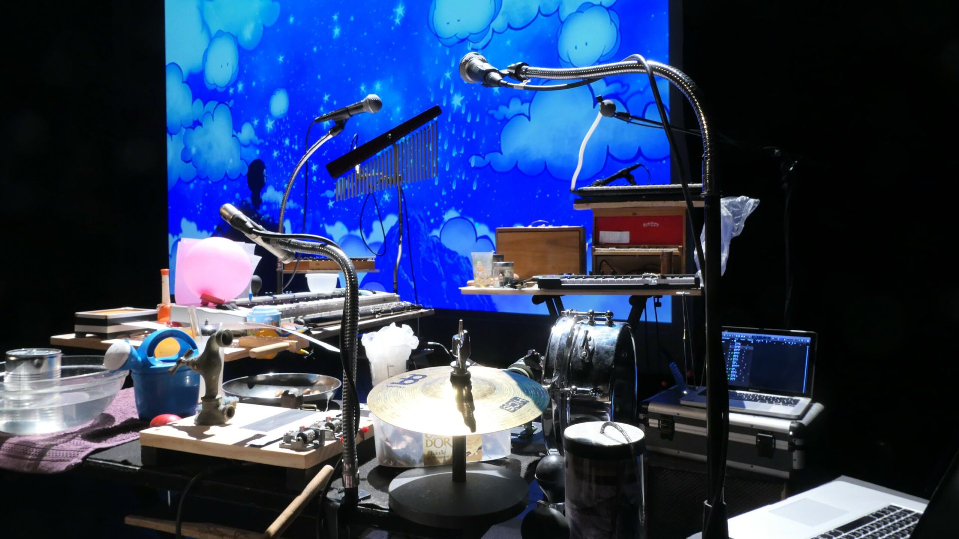 photo du spectacle Nimbus représentant une batterie et un écran de cinéma